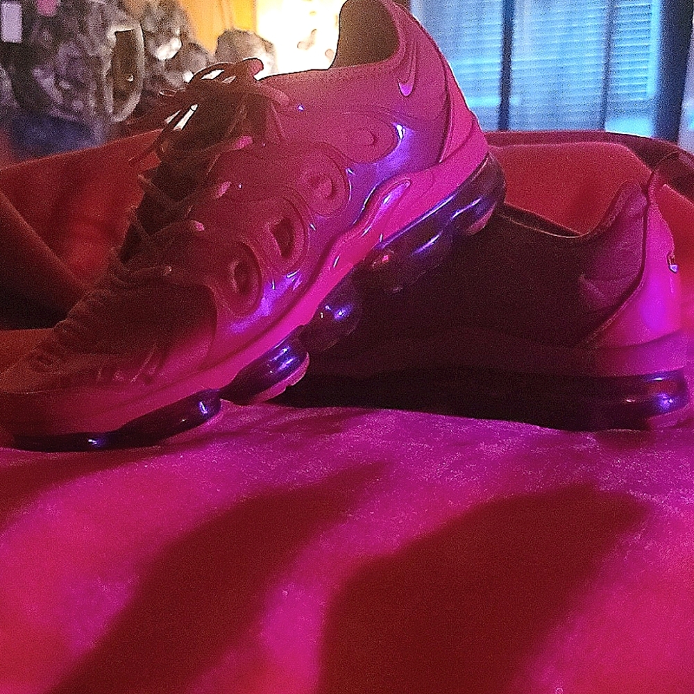 RED Nike air Vapormax SHOES SIZE 10 GREAT CONDITION/ USED